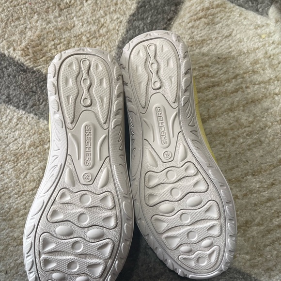 New no box Skechers Relaxex Fit, memory foam yellow sneakers size 5 - Picture 4 of 4